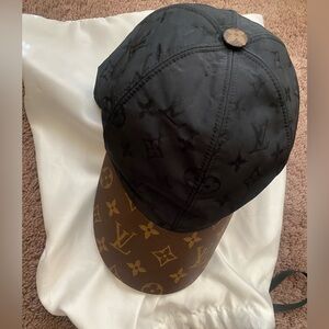 L@@K! LV GET READY CAP Mint Condition